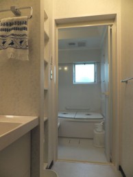 アクセントパネルがモダンなバスルームに アクセントパネルがモダンなバスルームに